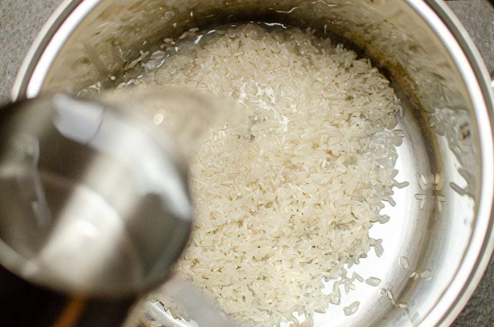 Ryż przed ugotowaniem W garnku.