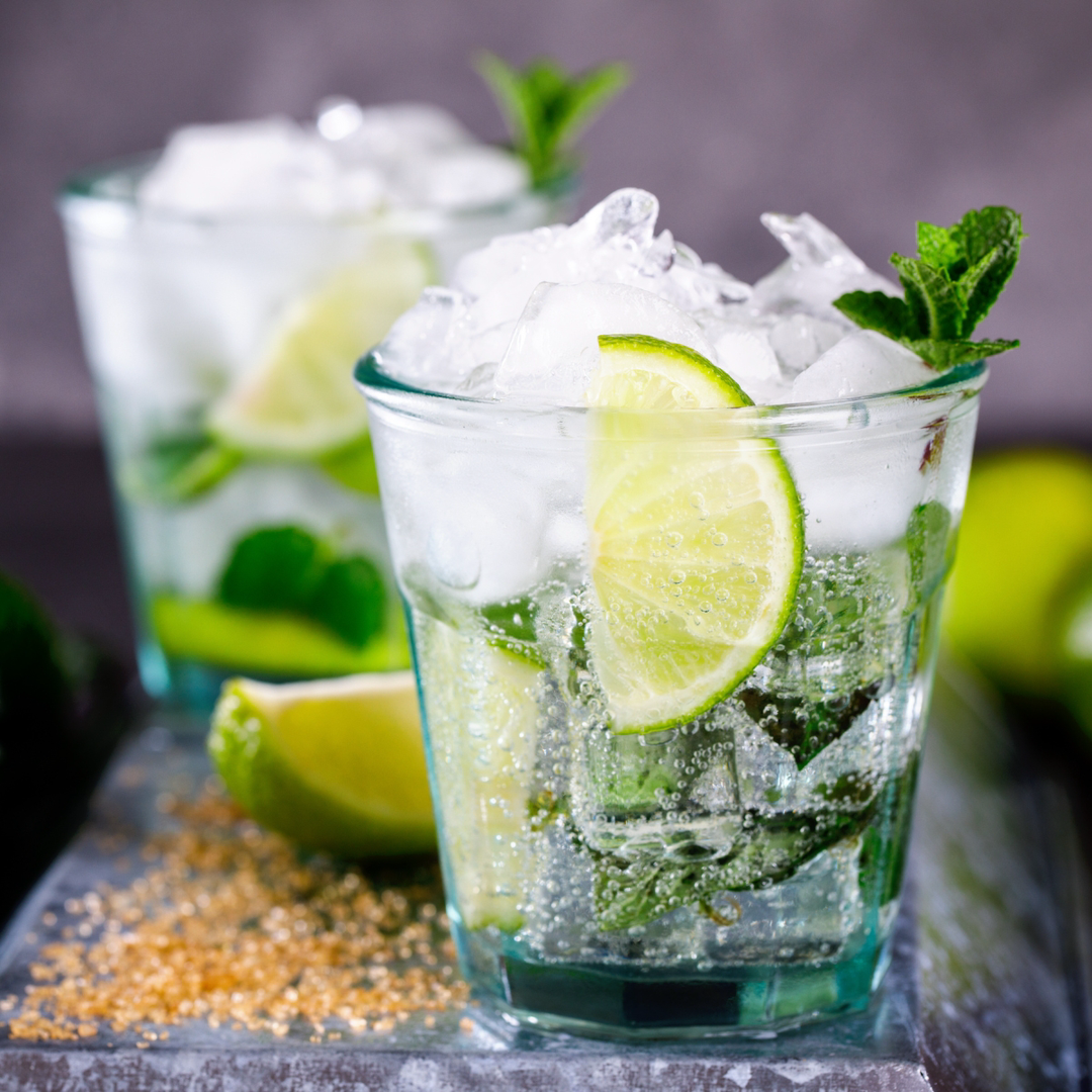 Mojito bezalkoholowe w szklankach z dodatkiem limonki, lodu i mięty.