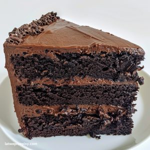 Ciasto mocno czekoladowe, podane na talerzu.