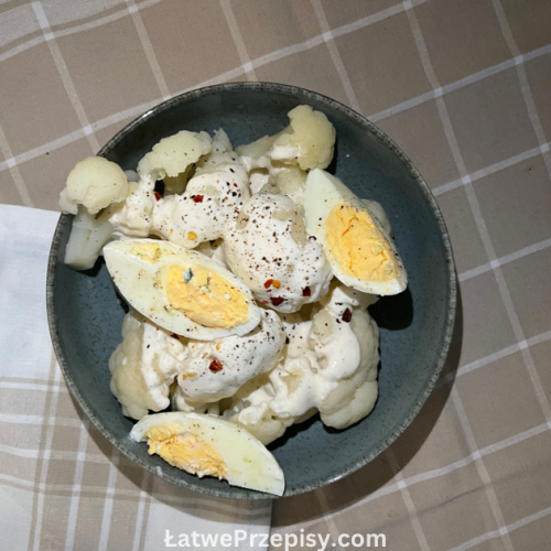 salatka z kalafiorem jajkiem i sosem czosnkowym Sałatka z Kalafiorem, Jajkiem i Sosem Czosnkowym