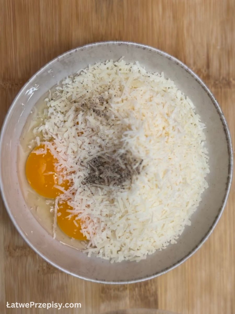 Jajka, żółtka, starty pecorino i pieprz, przed zmieszaniem.