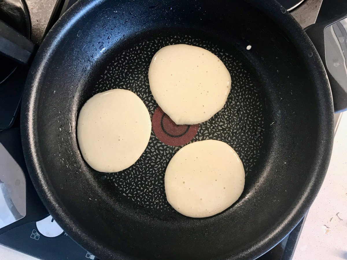 Pancakes na patelni podczas smażenia.