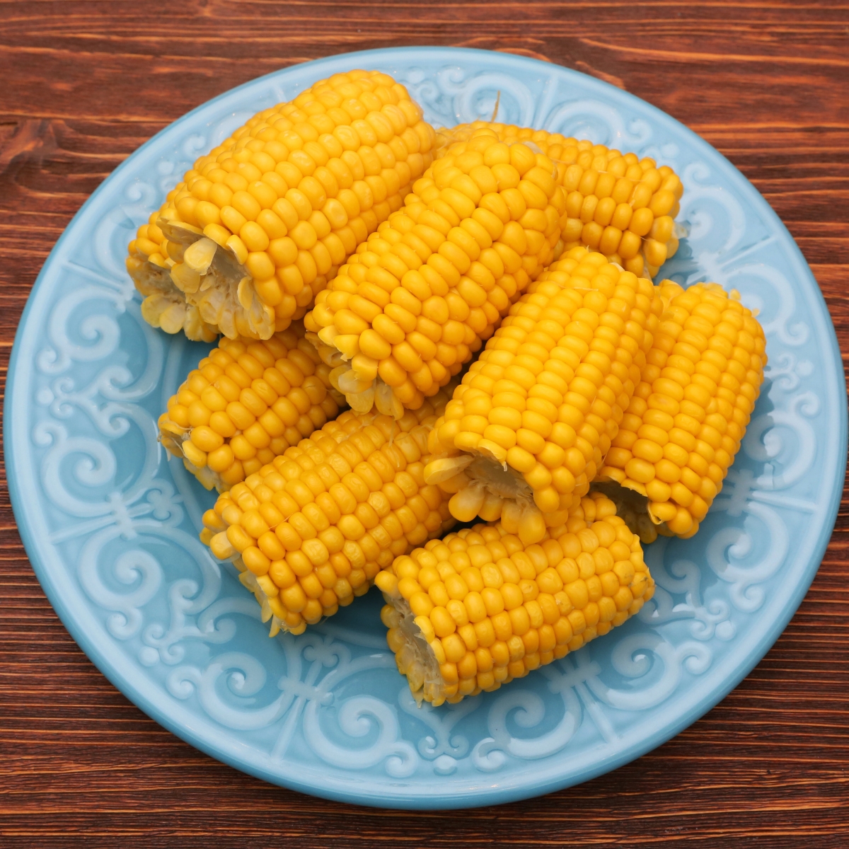 Ugotowana kukurydza ułożona na talerzu.