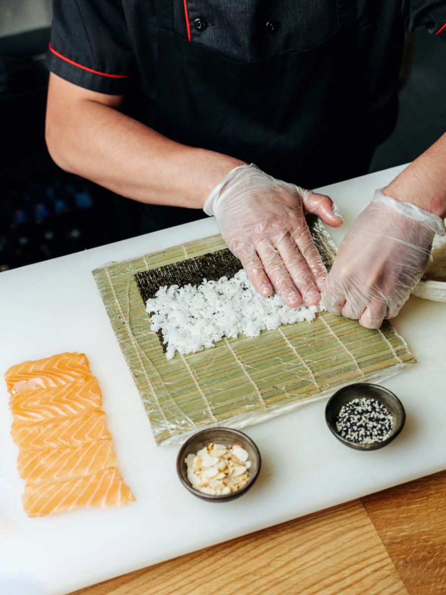 Ryż do sushi Podczas układania na listku nori.